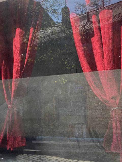 Stille hinter roten Vorhängen